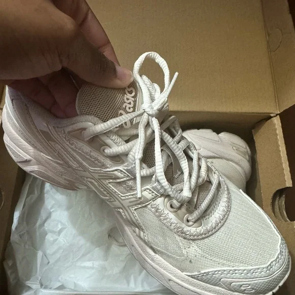 ASICS - Picture 2 of 3